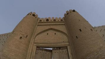 wijde hoek visie van de talipach poort Bij de oude vesting muur in bukhara video