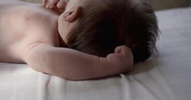 nieuw geboren naakt baby jongen leugens Aan de terug video