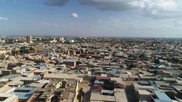 en Drönare flugor längs de minaret av de arkitektonisk komplex poi-kalon i gammal bukhara, uzbekistan. molnig dag. video