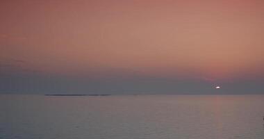 silenzioso lago nel calma tempo metereologico durante tramonto video