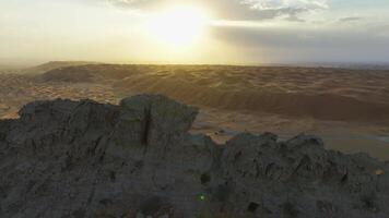 drone plus de une rocheux crête parmi le sablonneux désert video
