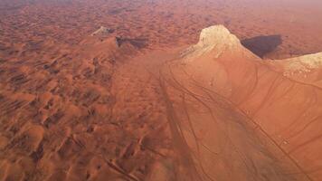 Drönare flyg över öken- sand sanddyner video
