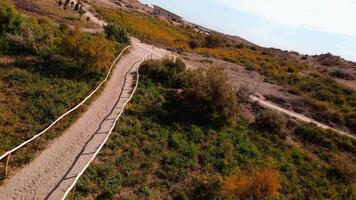 drone vol plus de une chalets sur le rive de Lac video