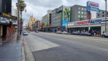 caminando a lo largo el caminar de fama y hollywood bulevar en los angeles foto