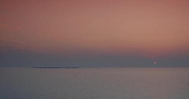 tranquilo lago en calma clima durante puesta de sol video