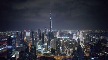 fliegend ein Drohne Über ein Nacht Dubai. Antenne Aussicht video