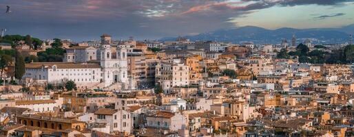 aéreo amanecer o oscuridad ver de Roma, Italia histórico paisaje urbano con montañas foto