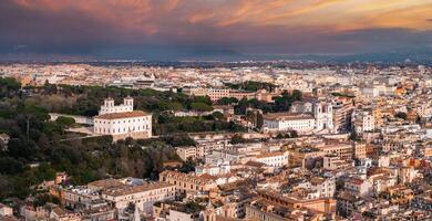 dorado amanecer o puesta de sol terminado de roma histórico y moderno ciudad horizonte foto