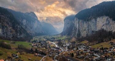 hermosa aéreo ver de el Staubbach caídas en Suiza. mágico panorámico aéreo vista. foto