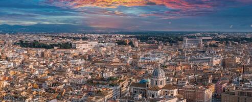 aéreo ver de Roma a oscuridad histórico arquitectura y puesta de sol cielo foto