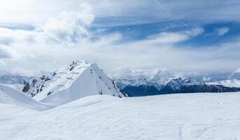 aéreo ver de nieve cubierto paisaje y esquí pistas, más verboso, Suiza foto