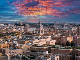 aéreo puesta de sol ver de Roma con histórico arquitectura y vibrante cielo foto