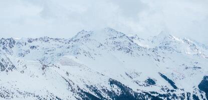 aéreo ver de nieve cubierto Verbier esquí complejo, Suiza en invierno foto