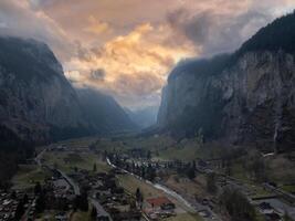 hermosa aéreo ver de el Staubbach caídas en Suiza. mágico panorámico aéreo vista. foto