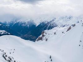 aéreo ver de Nevado montañas y pendientes a Verbier esquí complejo, Suiza foto