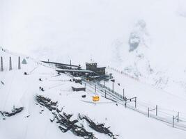 aéreo ver de Nevado zermatt tren estación con amarillo auto, Suiza foto