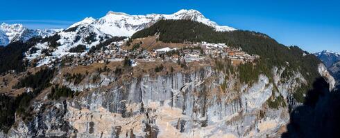 aéreo ver de Murren, Suiza alpino pueblo en contra Nevado montañas foto