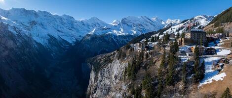 aéreo ver de Murren, Suiza alpino picos y chalet pueblo en primavera foto