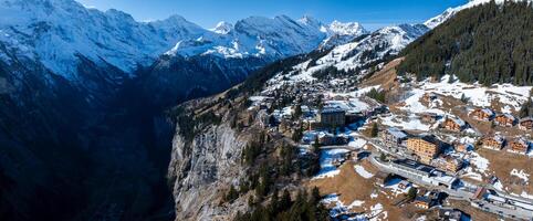 sereno Murren, Suiza alpino pueblo con Nevado montañas fondo foto