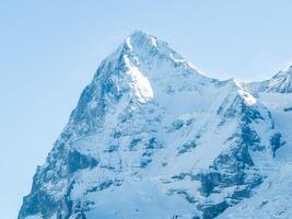 majestuoso nieve cubierto montaña pico en el suizo Alpes cerca Murren foto