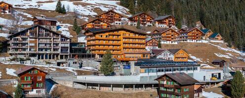 aéreo ver de Murren, Suiza en tarde invierno con alpino chalets y hoteles foto
