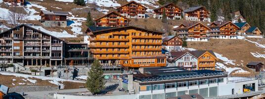 aéreo ver de Murren, Suiza alpino pueblo en tarde invierno o temprano primavera foto
