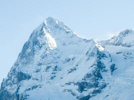 majestuoso nieve cubierto montaña pico a amanecer o oscuridad, Murren, Suiza foto