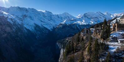 sereno Murren, Suiza alpino pueblo y nieve tapado picos a amanecer foto
