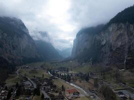 aéreo ver de tranquilo Murren, Suiza, rodeado por brumoso montañas foto