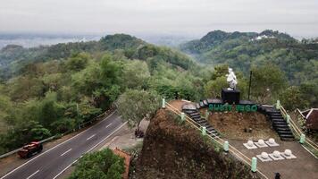 aéreo ver de el devanado la carretera en bukit bego - bego colina. yogyakarta Indonesia foto