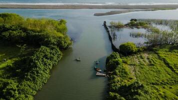 aéreo vista, usted lata ver un persona remo en un canoa a el boca de el río. foto