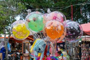 vistoso globos a el calle mercado en banda aceh, Indonesia. niño juguetes puesto foto