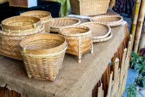 mimbre cestas hecho desde rota y bambú. local artesanía mercado en banda aceh, Indonesia foto