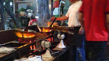 haciendo delicioso comida utilizando tradicional métodos tiene único caracteristicas en el Arte de Cocinando foto