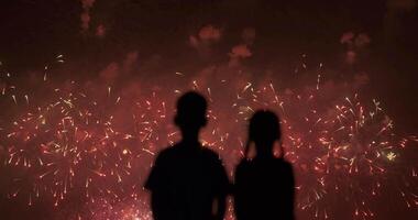 jongen en meisje zijn aan het kijken vuurwerk video