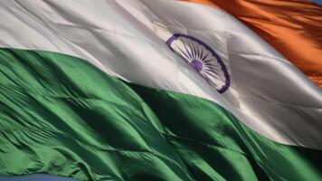 sventolando la bandiera indiana, bandiera dell'india, bandiera indiana che svolazza in alto a connaught place con orgoglio nel cielo blu, bandiera indiana, har ghar tiranga, sventolando la bandiera indiana video