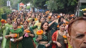 nuovo delhi, India marzo 25 2024 - donne con Kalash su testa durante jagannath tempio mangal Kalash yatra, indiano indù devoti trasportare terroso pentole contenente sacro acqua con un' Noce di cocco su superiore video