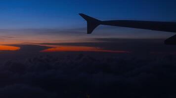 surpreendente skyscape Visão dentro a céu com pôr do sol, asa a partir de escotilha. lindo Visualizações a partir de a avião. viajando de avião às noite video