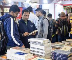 nuevo Delhi, India, febrero 17 2024 - variedad de libros en estante dentro un puesto de libros a Delhi internacional libro justo, selección de libros en monitor en anual libro justa a bharat mandapam complejo foto