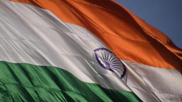 indiase vlag hoog op connaught plaats met trots in blauwe lucht, indiase vlag wapperen, indiase vlag op onafhankelijkheidsdag en republiek dag van india, tilt-up shot, wuivende indische vlag, har ghar tiranga video