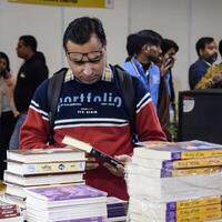 nuevo Delhi, India, febrero 17 2024 - variedad de libros en estante dentro un puesto de libros a Delhi internacional libro justo, selección de libros en monitor en anual libro justa a bharat mandapam complejo foto