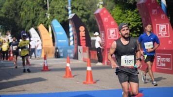 Novo Délhi, Índia - Outubro 15 2023 - vedanta Délhi metade maratona raça depois de cobiçado dentro que maratona participantes sobre para Cruz a terminar linha, Délhi metade maratona 2023 video