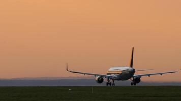 KAZAN, RUSSIA - AUGUST 05, 2022. Airbus A320, RA-73757 of Aeroflot, Skyteam livery takeoff of Kazan airport. Jet airplane accelerating. Cinematic shot of airplane departure at sunset video