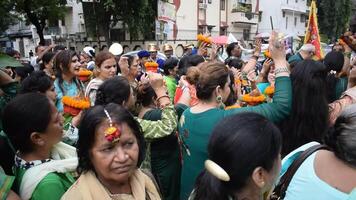 Novo Délhi, Índia marcha 25 2024 - mulheres com kalash em cabeça durante Jagannath têmpora mangal kalash yatra, indiano hindu devotos levar terreno panelas contendo sagrado água com uma coco em topo video