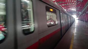 nieuw Delhi, Indië, februari 17 2024 - Delhi metro trein aankomen Bij jhandewalan metro station in nieuw Delhi, Indië, Azië, openbaar metro vertrek van jhandewalan station video