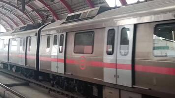 ny delhi, Indien, februari 17 2024 - delhi metro tåg anländer på jhandewalan metro station i ny delhi, Indien, Asien, offentlig metro avgår från jhandewalan station video