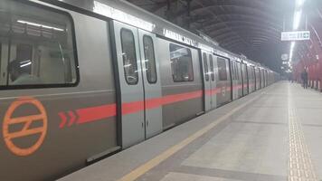 nuevo Delhi, India, febrero 17 2024 - Delhi metro tren llegando a jhandewalan metro estación en nuevo Delhi, India, Asia, público metro partiendo desde jhandewalan estación video