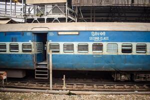 amritsar, India, febrero 03 2024 - indio ferrocarril tren a amritsar ferrocarril estación plataforma durante Mañana tiempo, vistoso tren a amritsar, Punjab ferrocarril estación foto