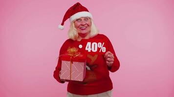 Oma im Weihnachten Sweatshirt zeigen Geschenk Box und 40 Prozent Rabatt Inschriften Banner Text video