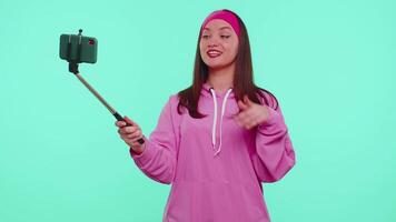 niña viajero blogger tomando selfie en móvil teléfono, comunicado vídeo llamada en línea con familia video